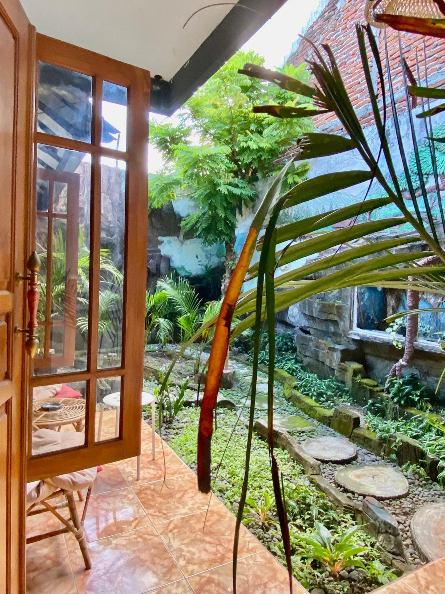 Zzz Hostel Banyuwangi  Buitenkant foto